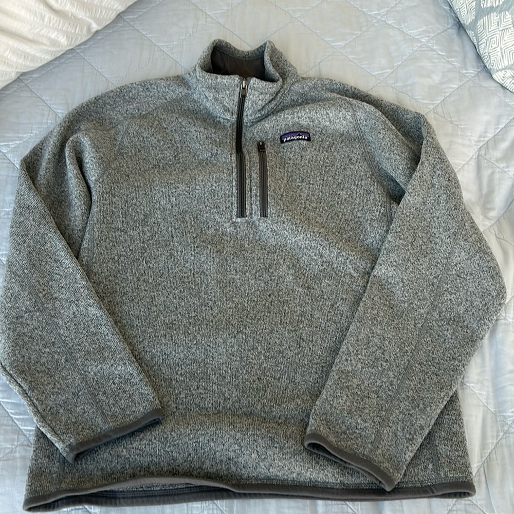Men’s medium Patagonia fleece 1/4 zip - charcoal grey - like new.
